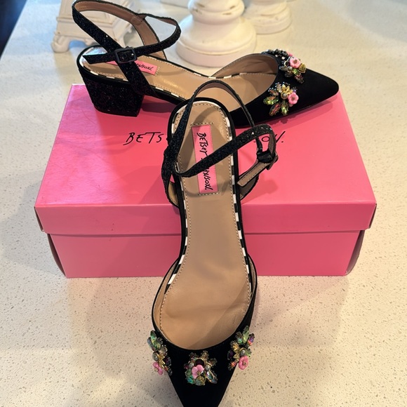 Betsy Johnson darling black suede with beaded flowers and low glitter heel - Picture 4 of 4